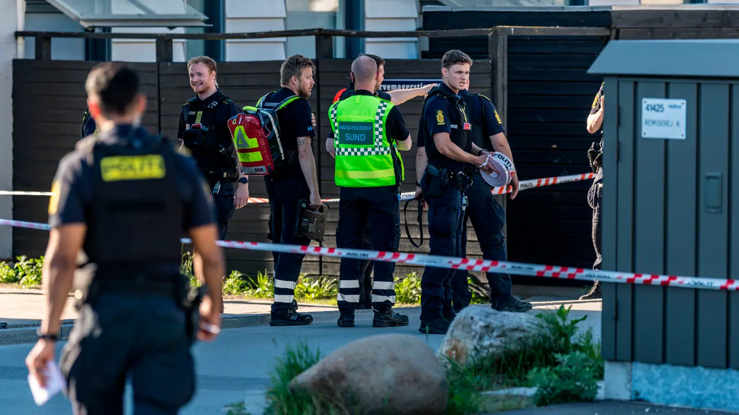 Politiet er mandag aften massivt til stede på Kurvemagerstien ved Urbanplanen.