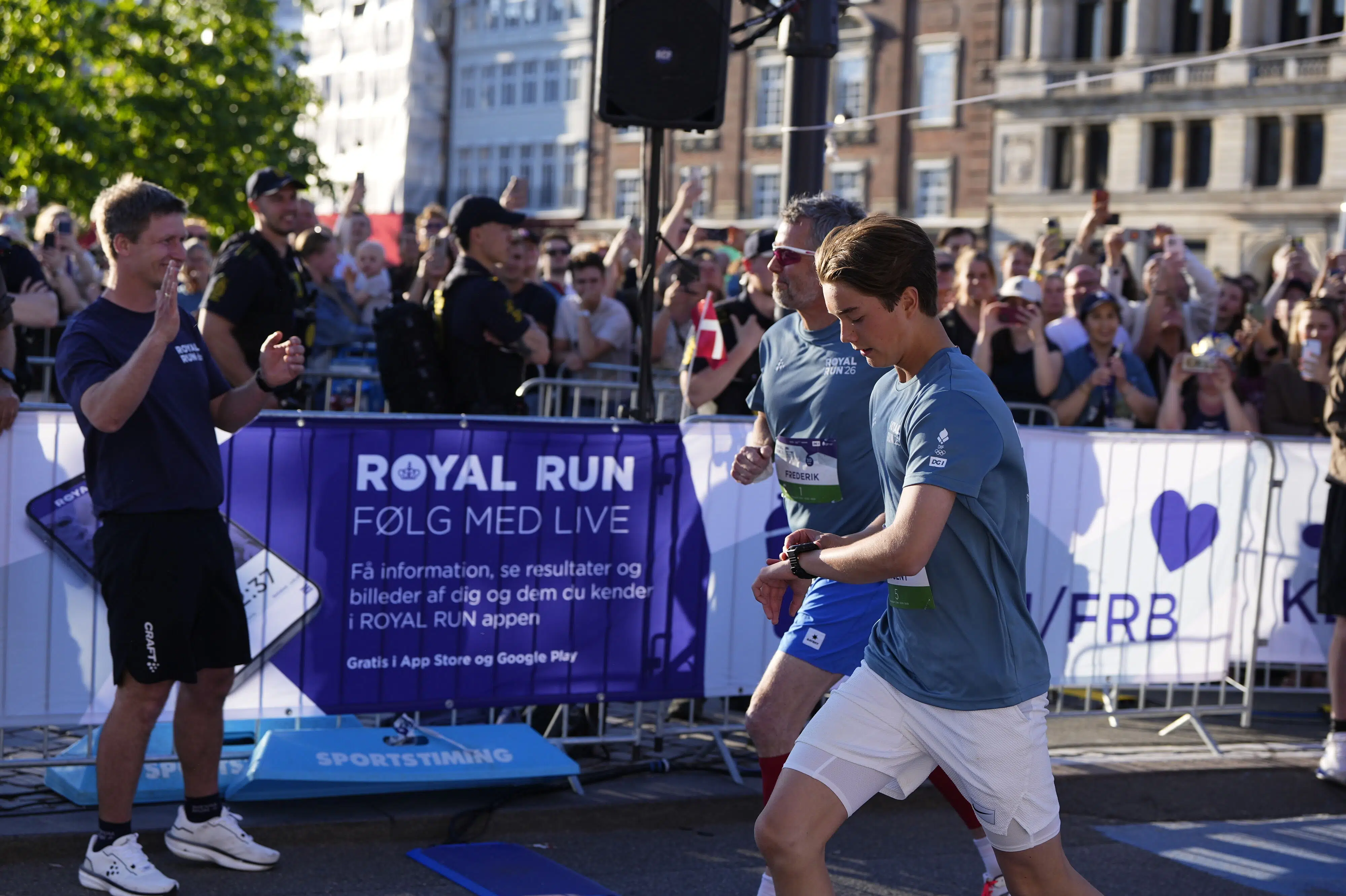 Kong Frederik løber sidste Royal Run-tur med prins Vincent i København
