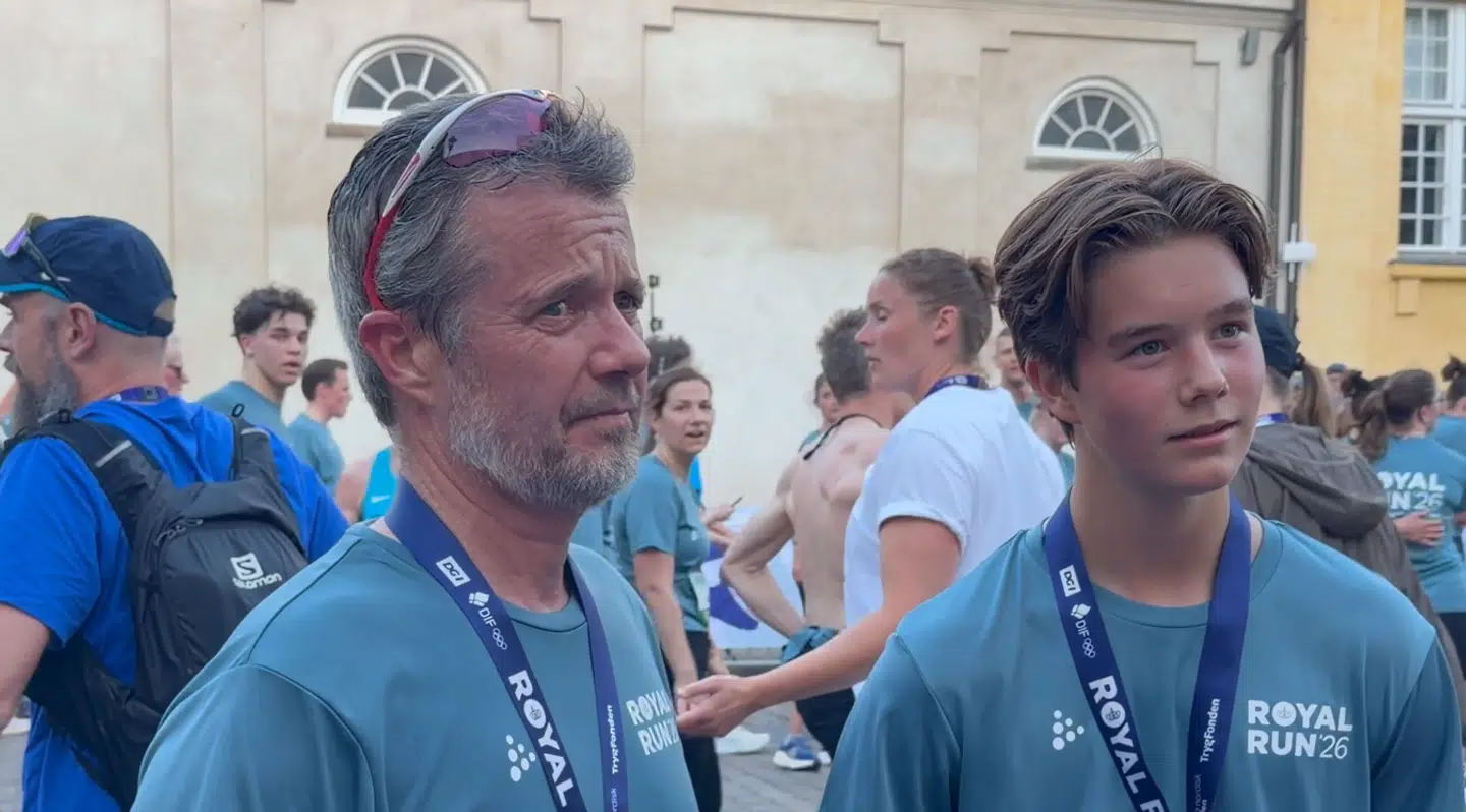 Kong Frederik og prins Vincent svarer på spørgsmål fra pressen, efter de begge har krydset 10 kilometer-målstregen i København mandag aften. Foto: Maja Østergaard.