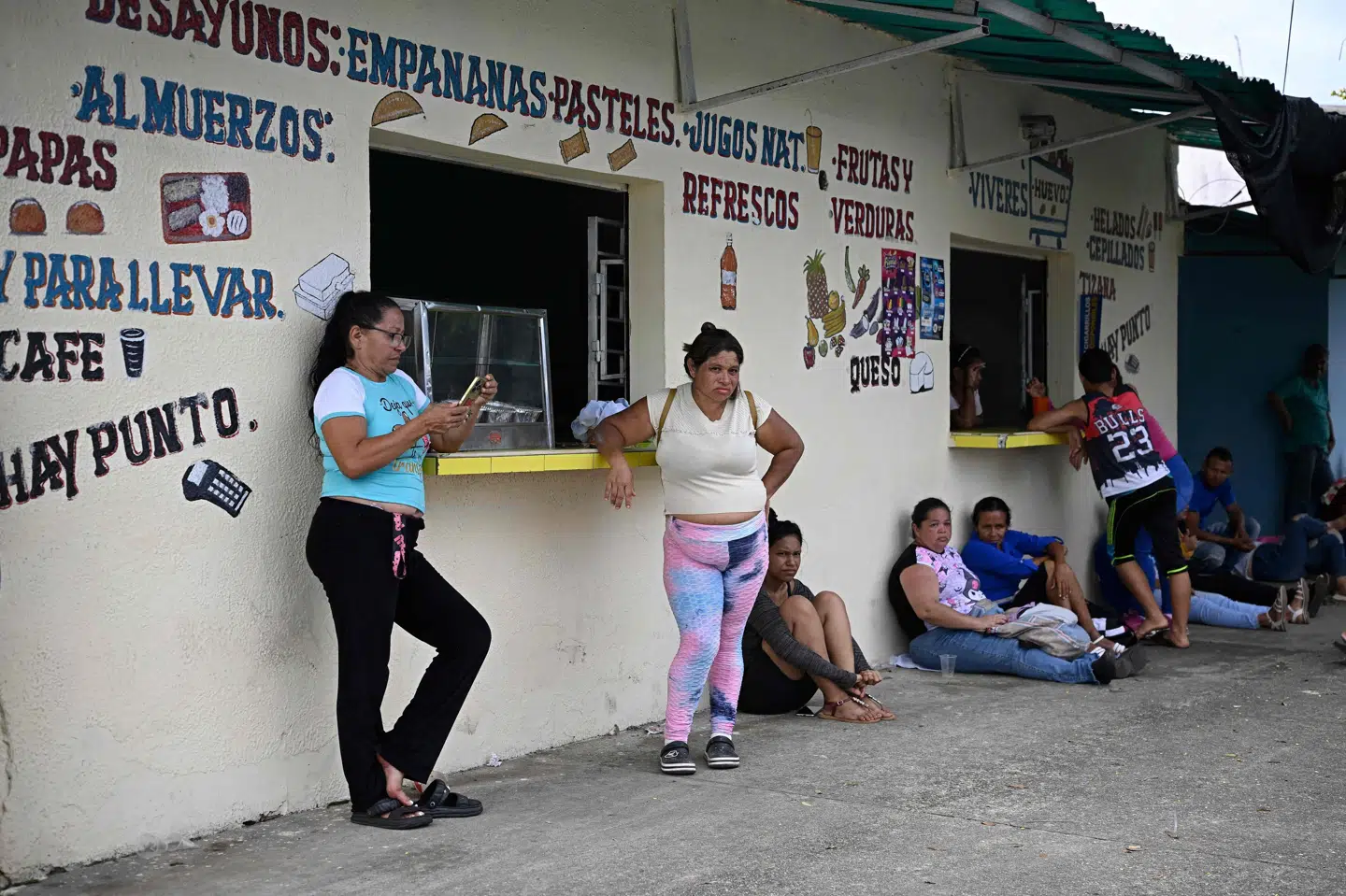 Pårørende til indsatte i Barinas-fængslet i Venezuela ses mandag udenfor fængslet, hvor de venter på nye oplysninger om situationen. Oprør blandt de indsatte søndag og mandag har ført til, at fængselsdirektør er blevet afskediget.