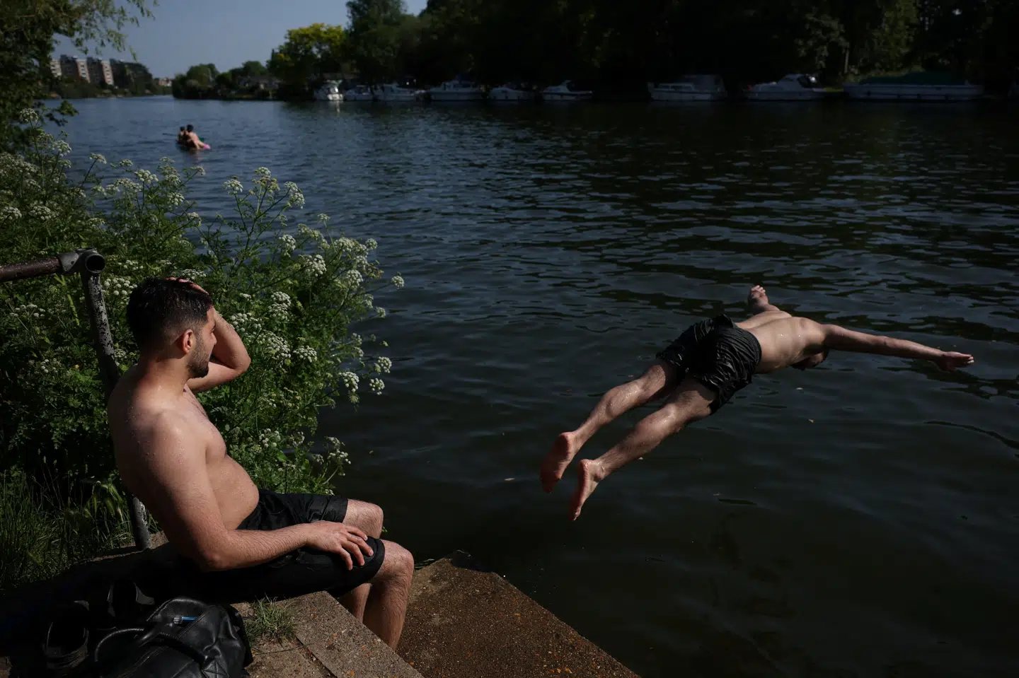 En mand hopper i Themsen i London. Storbritannien er et af de lande, der har oplevet rekordhøje temperaturer mandag. (Arkivfoto).