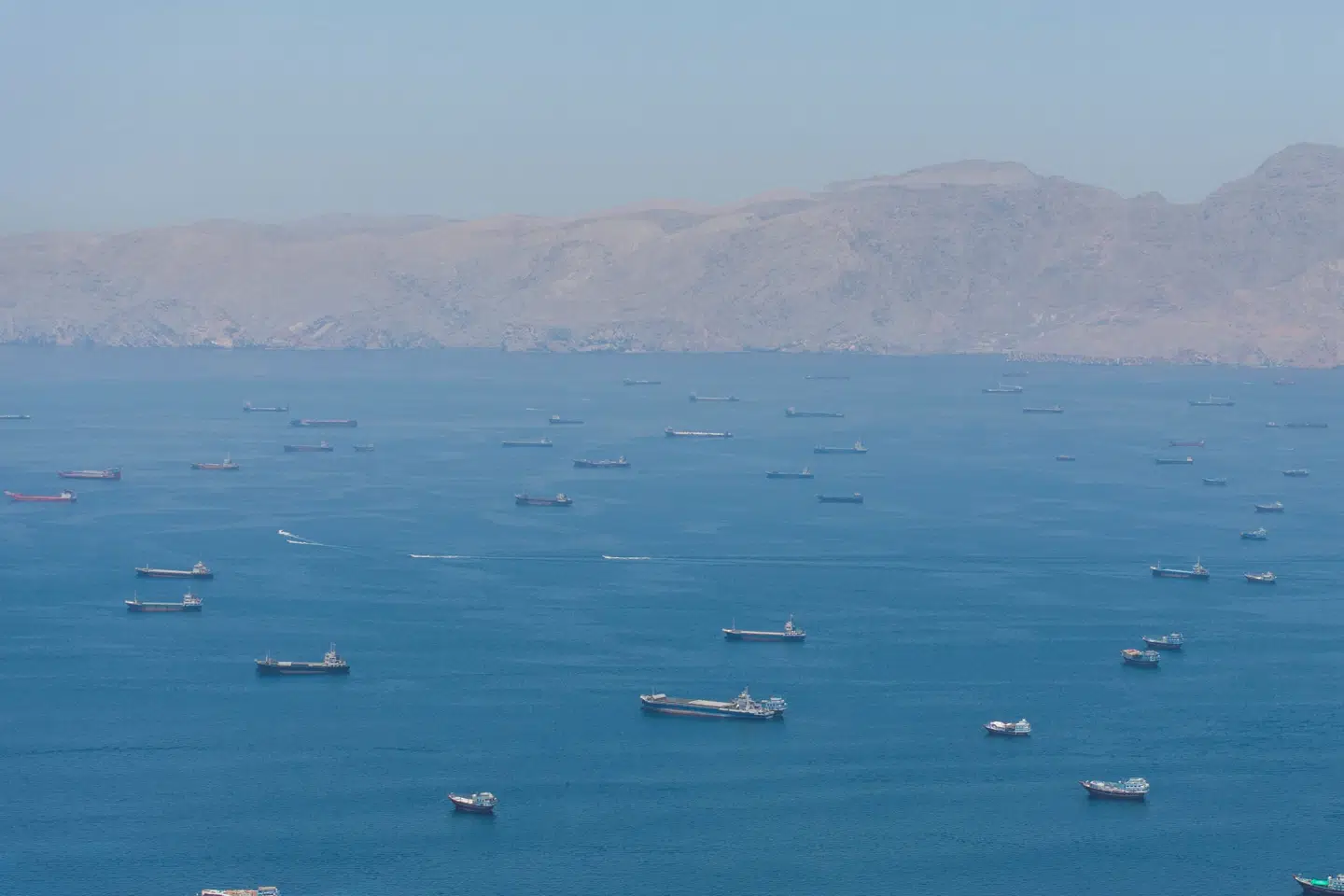 Et dronebillede viser skibe, der har kastet anker i Hormuzstrædet ud for Musandam i Oman. Hormuzstrædet har de facto været lukket i flere måneder. (Arkivfoto).