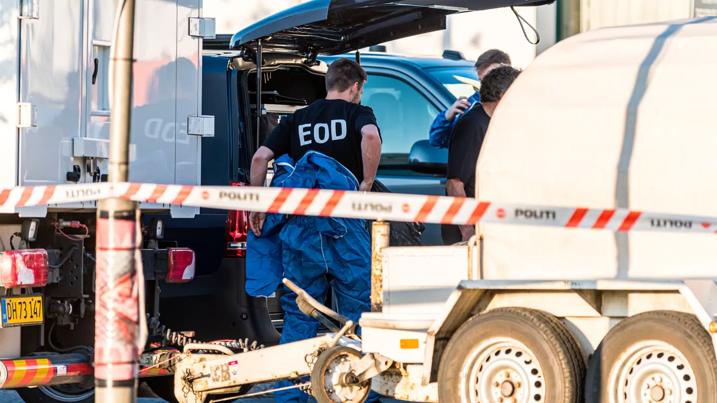 Ammunitionsrydningstjenesten EOD arbejder på stedet.