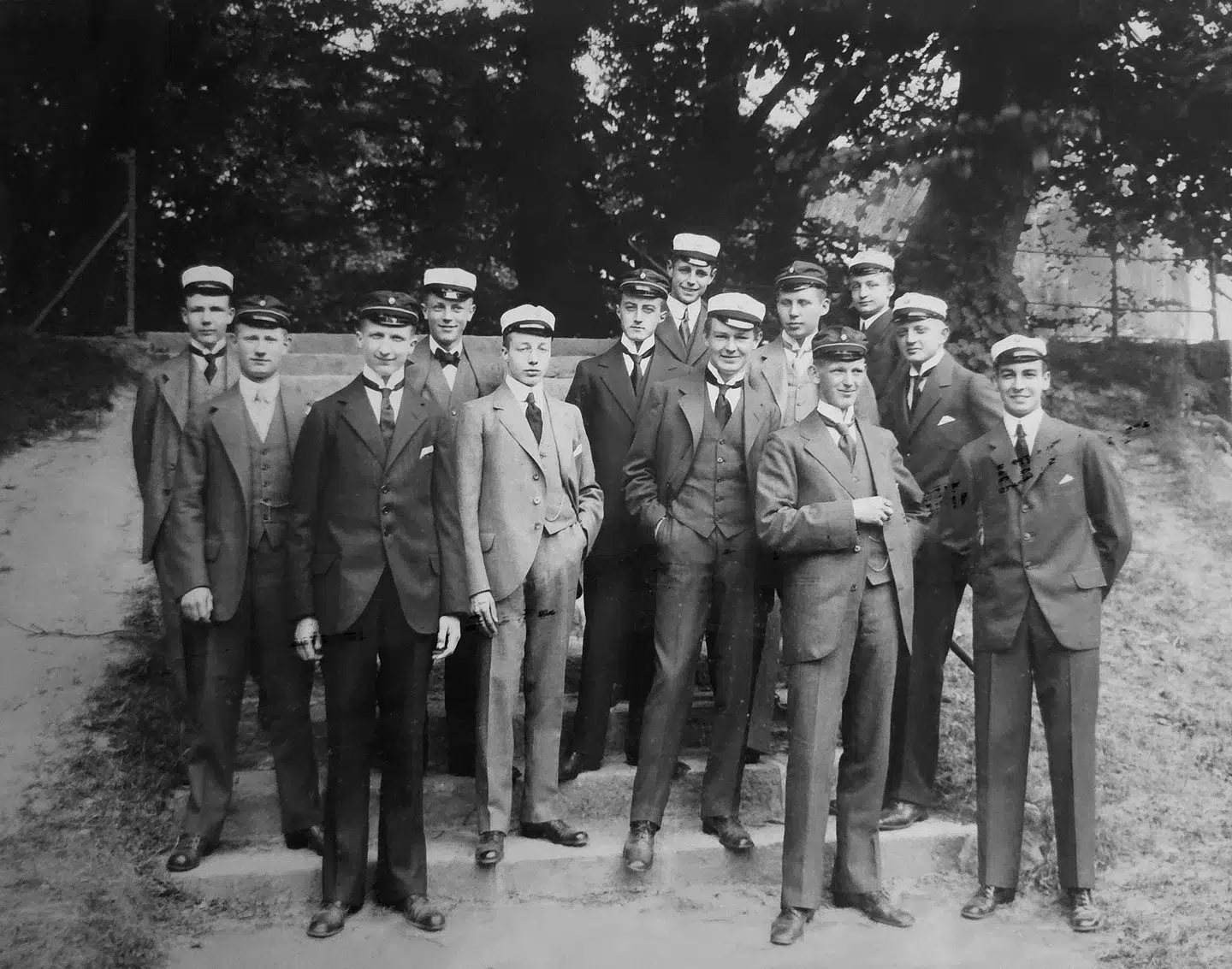 Studenterbillede, Herlufsholm, 1914. Einar Blechingberg står yderst til højre. Bag ham står Vincens Steensen-Leth, der arbejdede på den danske ambassade i Berlin under Anden Verdenskrig og senere blev Danmarks første ambassadør i NATO.