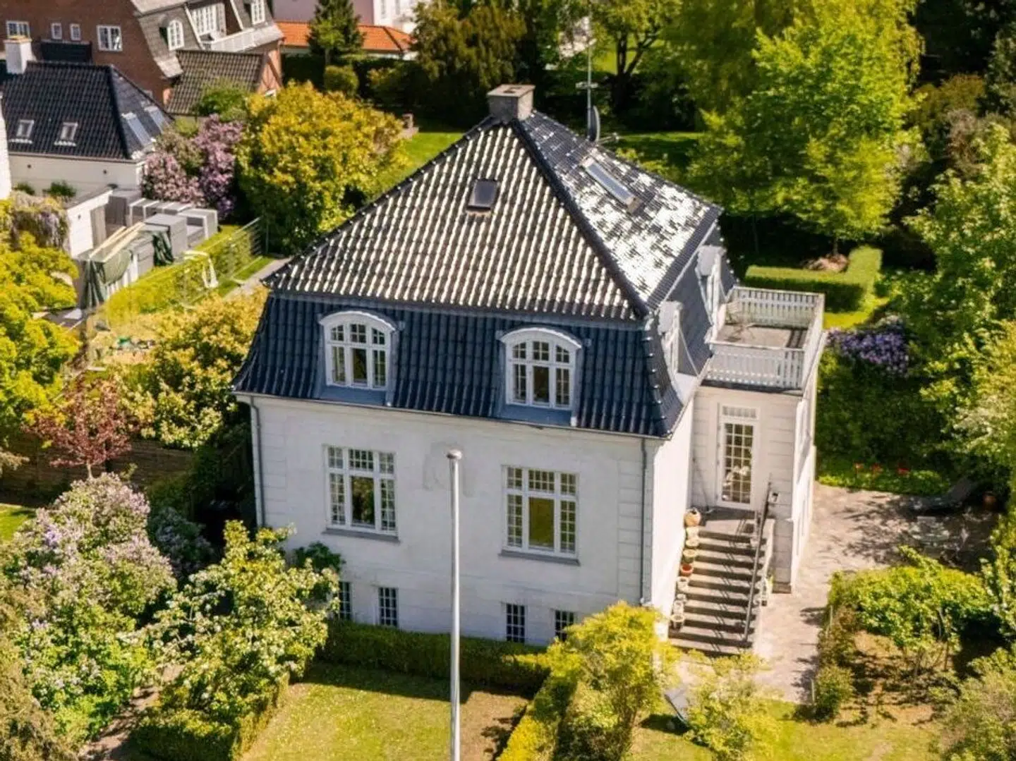 Villaen ligger i Hellerup nord for København.