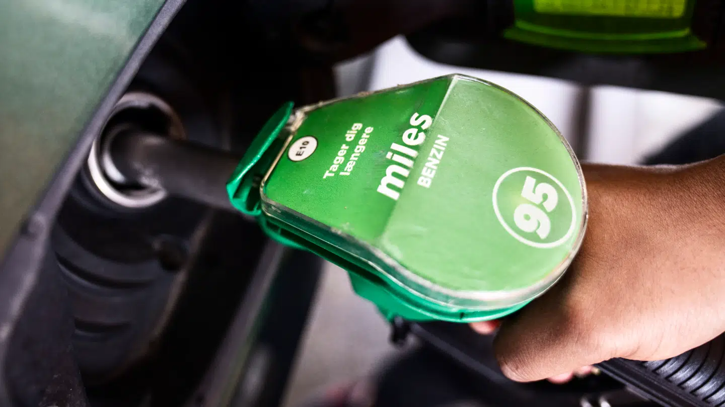 Mens priserne for benzin og diesel stiger falder interessen for at købe biler, der bruger brændstof.