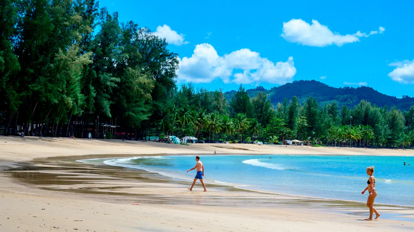 (Arkiv) En dansk mand er død i Thailand. Ifølge medier blev han ramt af et stor gren fra et træ på en strand.
