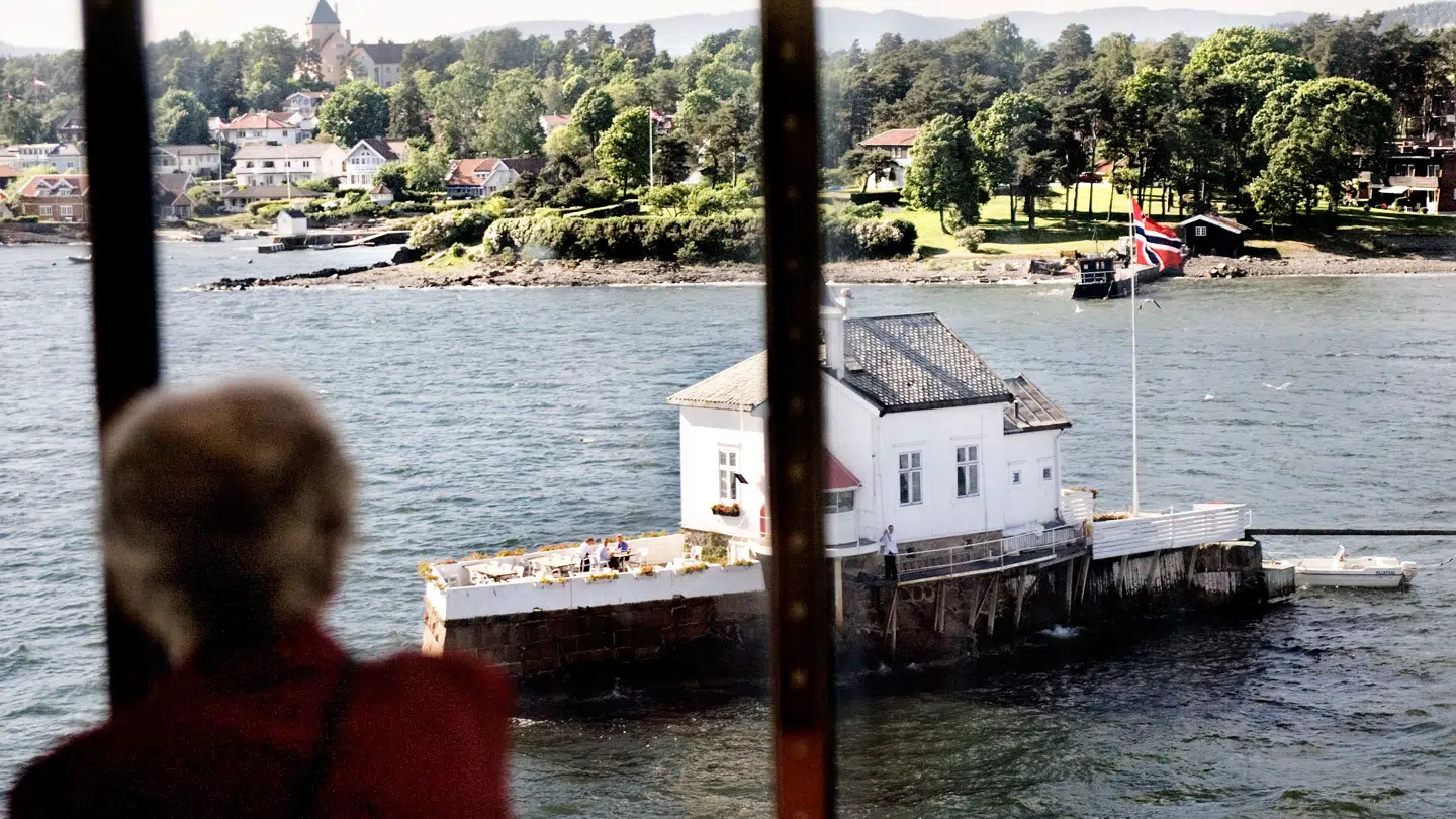 Oslo færgen sejler ind mod de norske fjelde.
