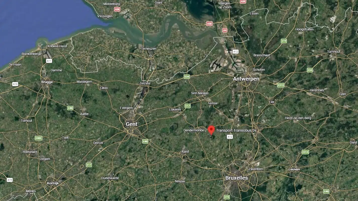 Ulykken er sket omkring klokken 08:15 tirsdag ved en jernbaneoverskæring i Buggenhout i Belgien.