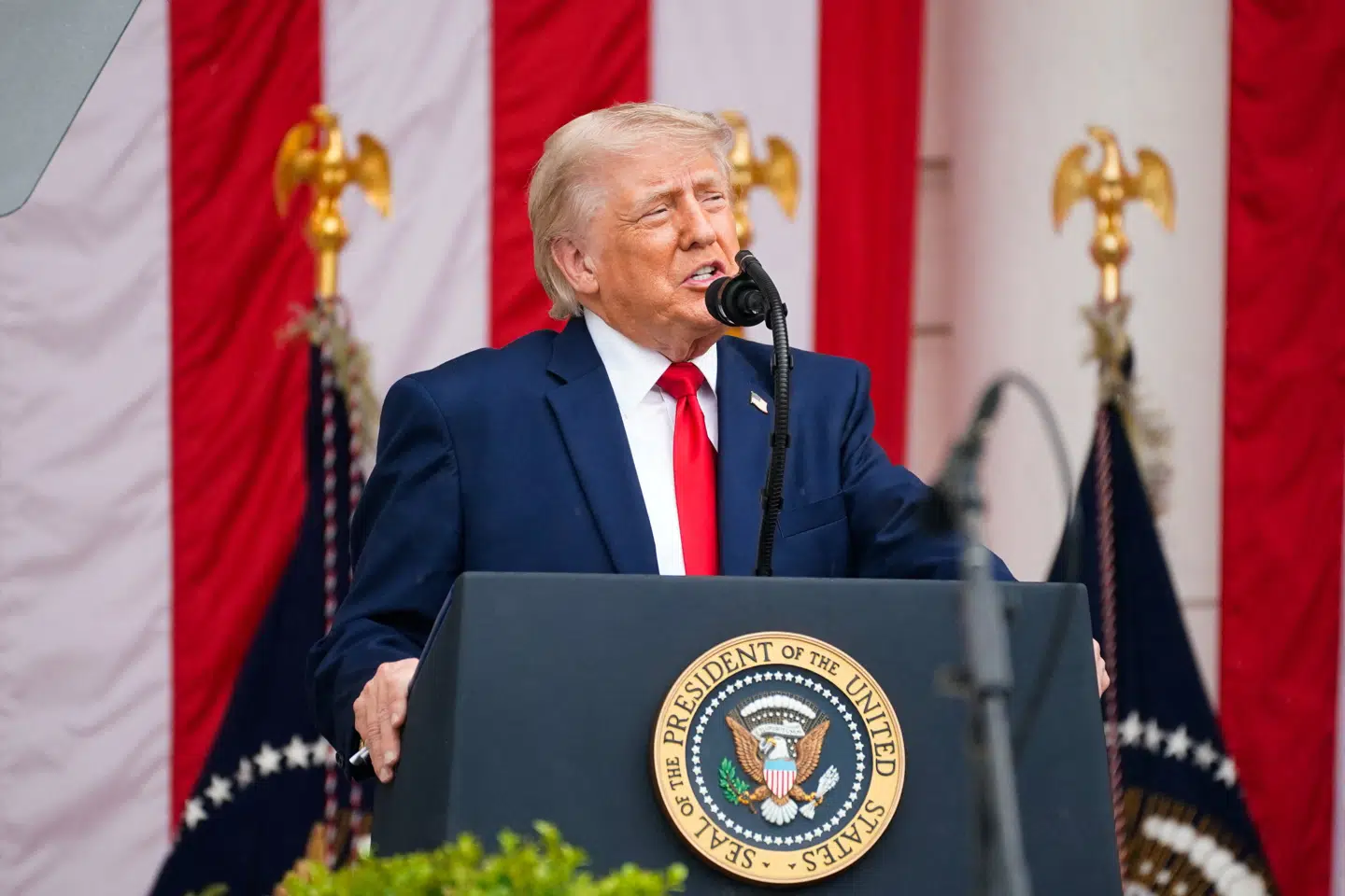 Donald Trump taler meget om sine forgyldte byggeprojekter i Washington. Imens har amerikanske husholdninger det sværere og sværere.