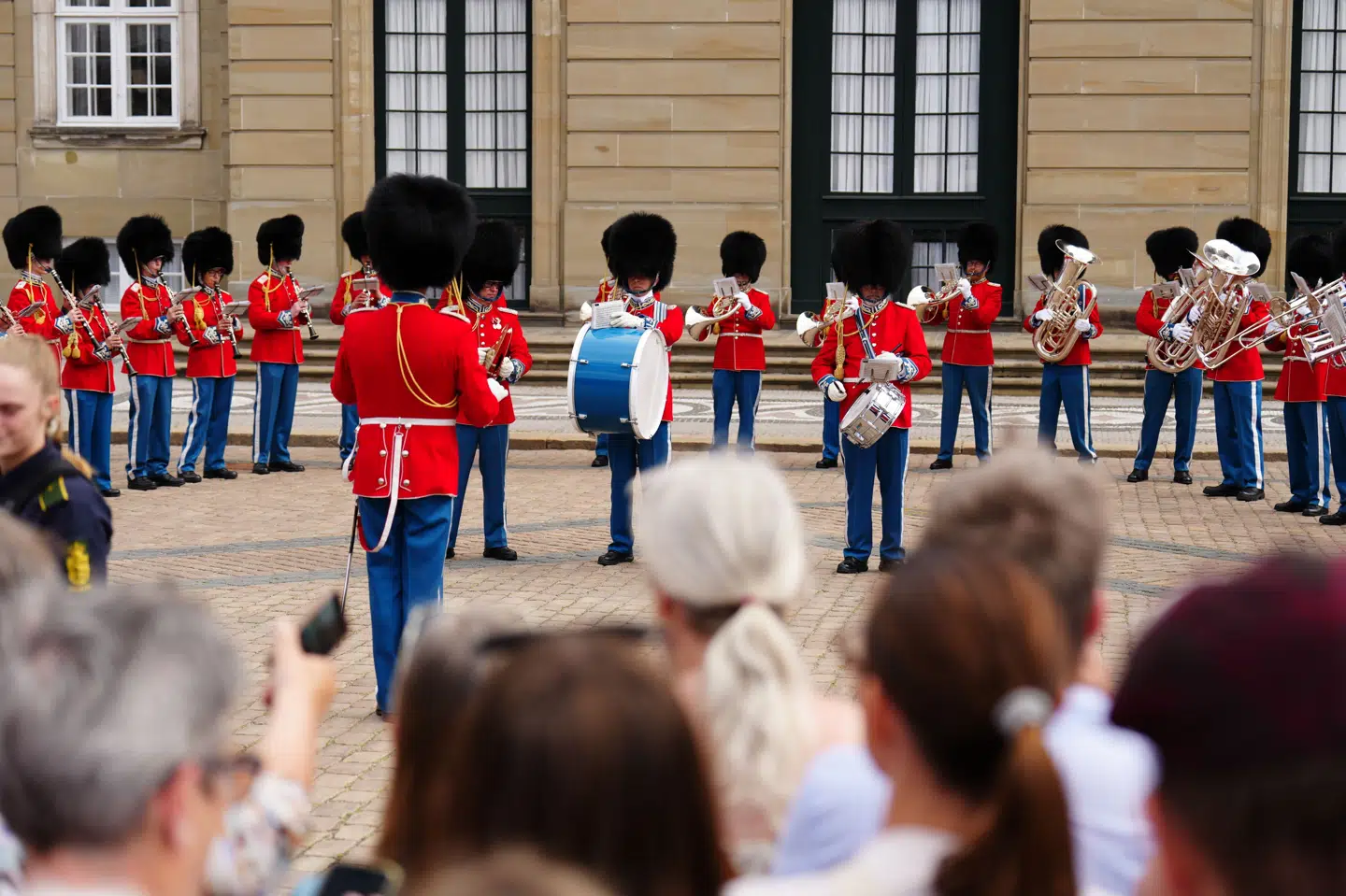 Musikkorpset har givet en fødselsdagskoncert på slotspladsen i anledning af kongens 58-års fødselsdag.