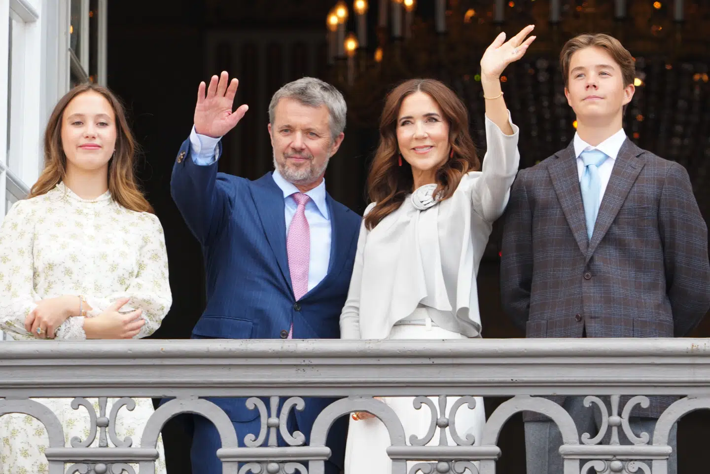 Der er meget at råbe hurra for i Kongehuset: Kong Frederik, prinsesse Josephine, dronning Mary og prins Vincent vinker fra balkonen på Frederik VIII's Palæ i anledning af Kongens 58 års fødselsdag.