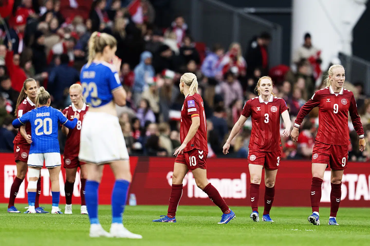 Danmarks fodboldkvinder var senest i aktion 18. april. Her spillede danskerne 0-0 mod Italien i Parken i VM-kvalifikationen. (Arkivfoto).