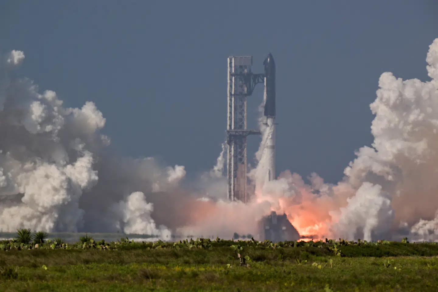 Et af SpaceX rumskibe ses her lette fra jorden i Texas.