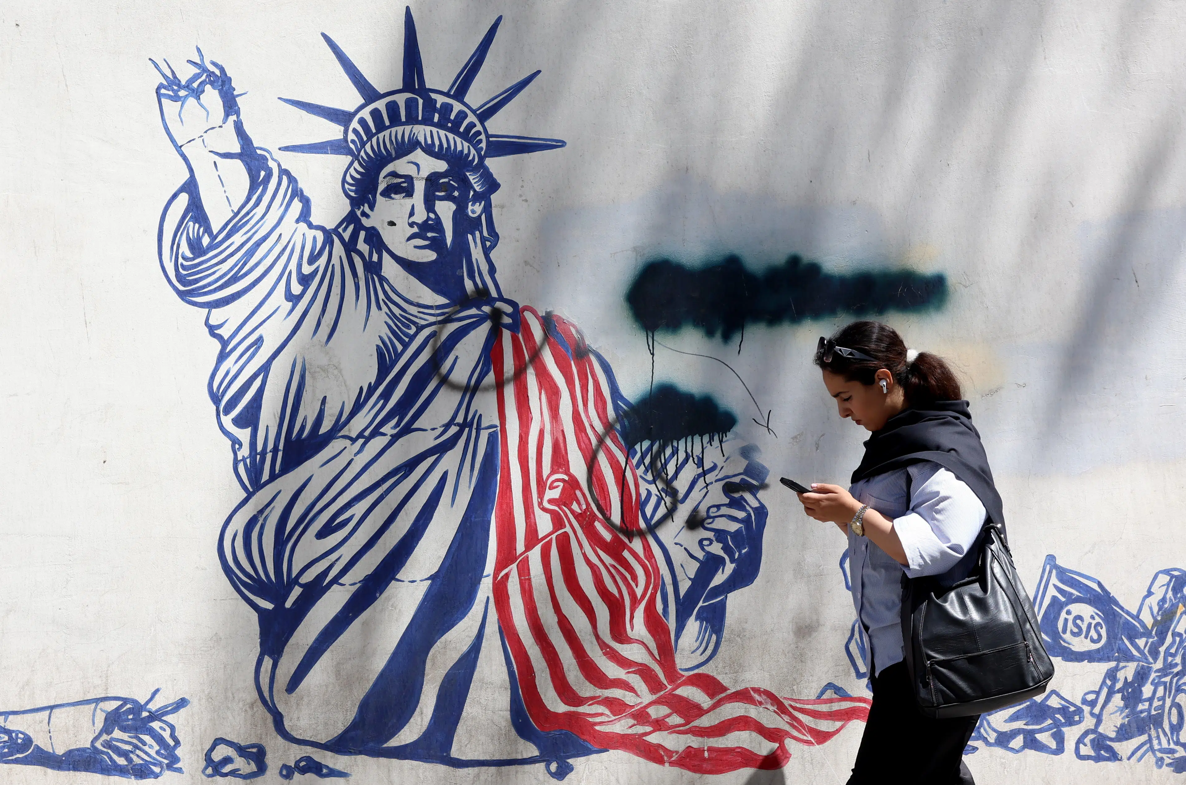 Han bliver hånet og spottet. Trump er i sit livs udenrigspolitiske krise