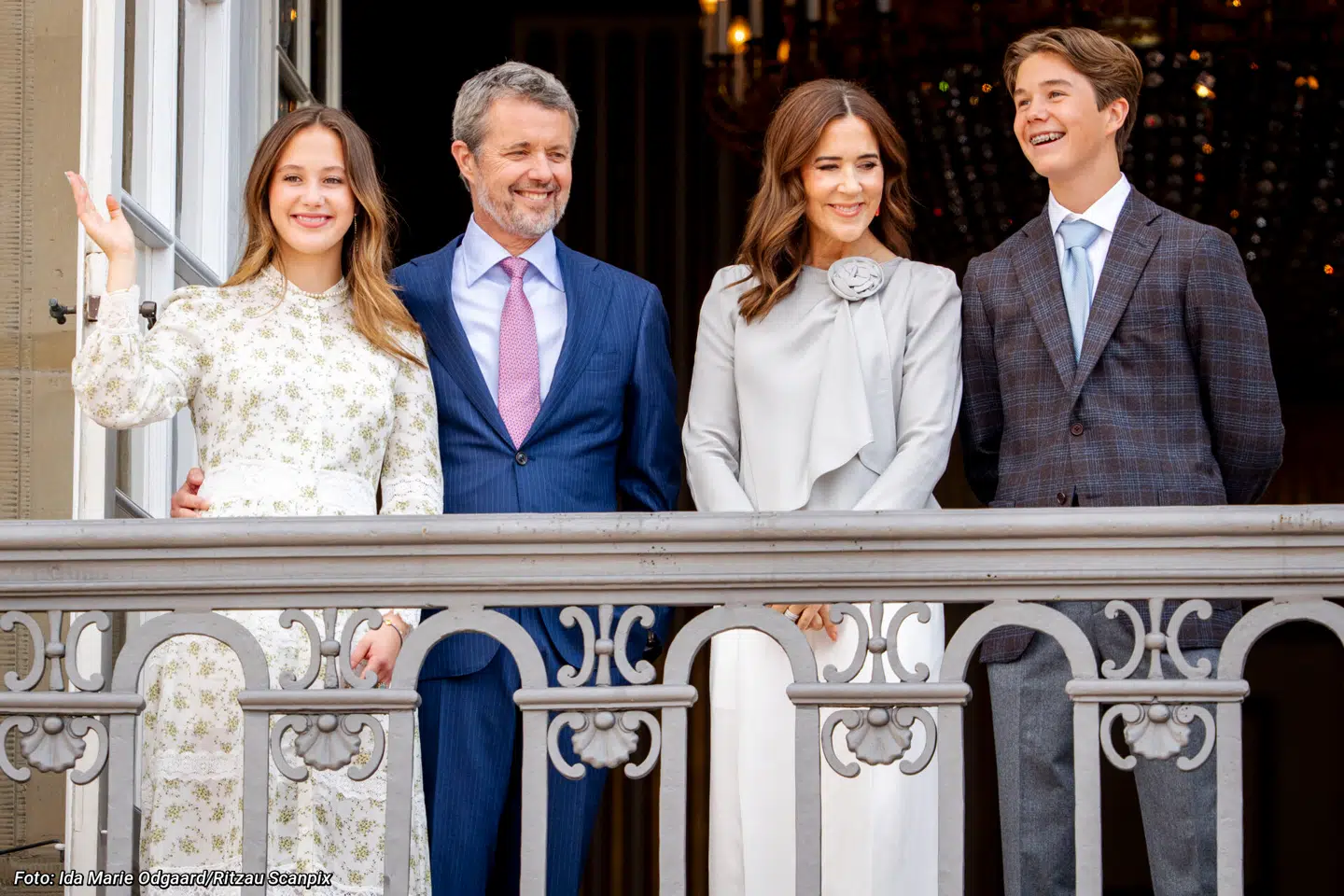I år til sin 58 års fødselsdag fik kong Frederik selskab af dronning Mary og deres to yngste børn, de 15-årige tvillinger prinsesse Josephine og prins Vincent, på balkonen på deres palæ på Amalienborg.