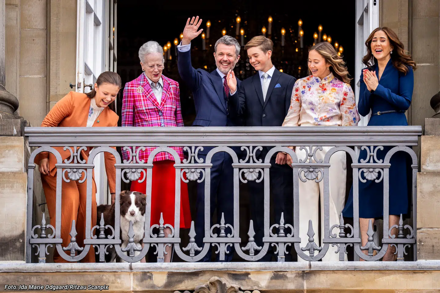 Sidste år, da kong Frederik fyldte 57 år, var alle på nær kronprins Christian – der også dengang var optaget af sine militære forpligtelser – til stede på balkonen.