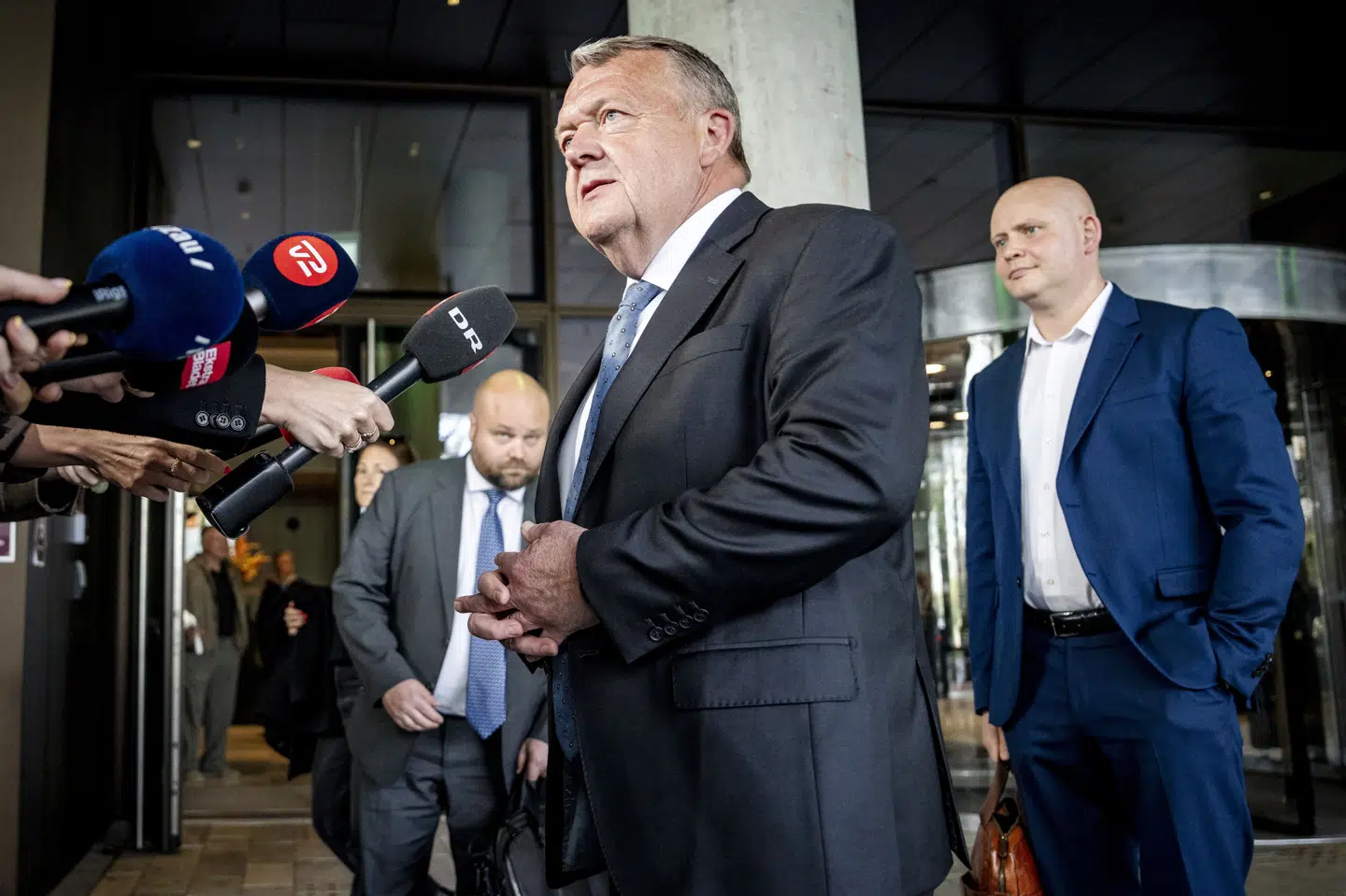 Formand for Moderaterne Lars Løkke Rasmussen vil pege på sig selv som minister, hvis Moderaterne skal i regering. Hvilken post, han foretrækker, vil han dog ikke sige. Her ses han på vej væk fra Scandic-hotellet, hvor forhandlinger med Troels Lund Poulsen foregik, indtil han gik til kongen fredag. (Arkivfoto).