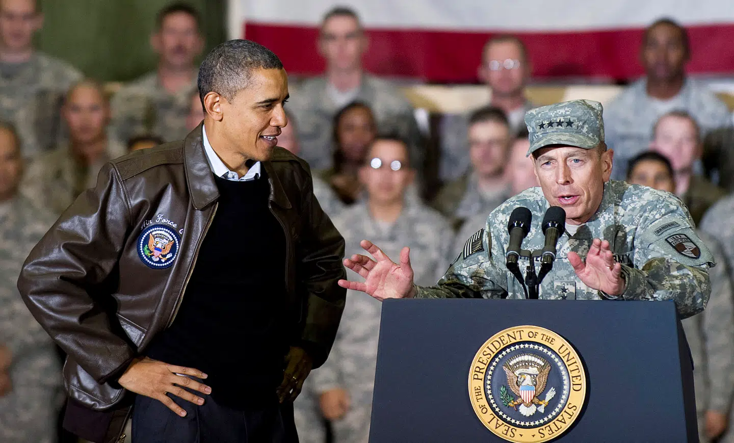 David Petraeus var øverstbefalende for de allerede styrker i Afghanistan, herunder de mange danske soldater, der deltog. Senere gjorde præsident Obama Petraeus til CIA-chef, en post han beholdt, indtil det kom frem, at David Petraeus havde et forhold til en ansat.
