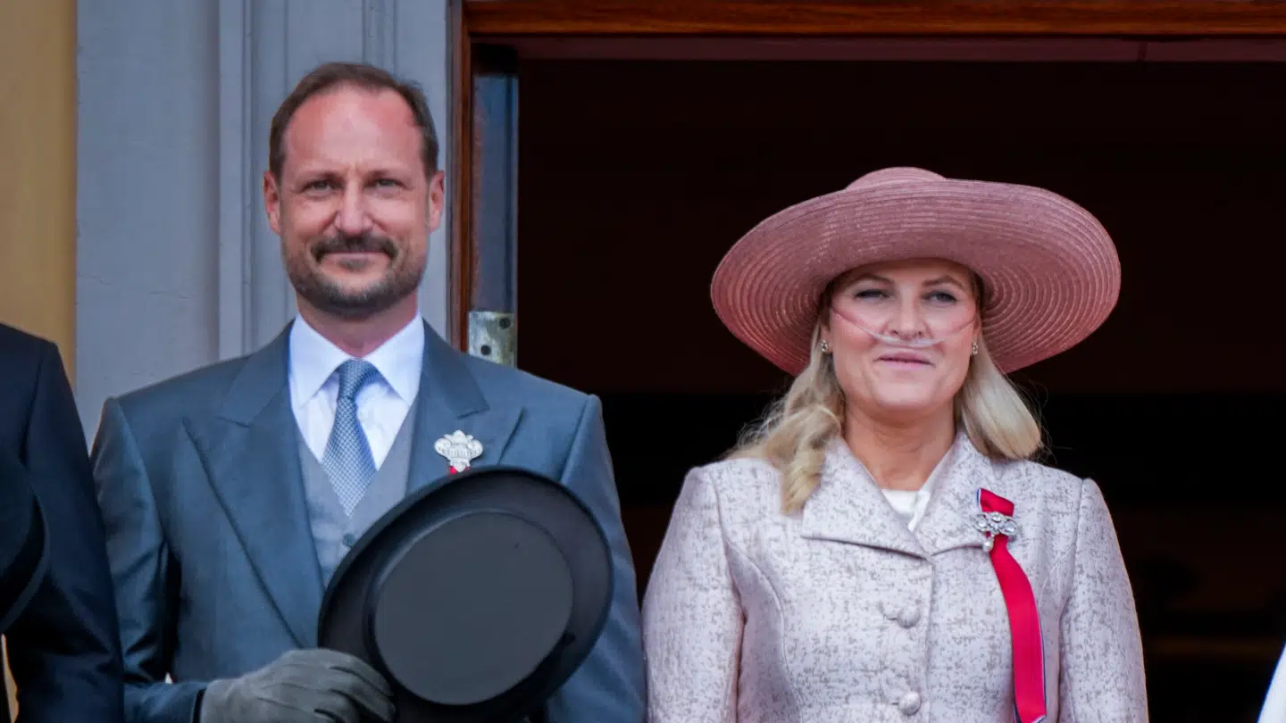 Kronprins Haakon fortæller, at Mette-Marit bruger ilt i sin hverdag, og at det hjælper, men at det ikke er en perfekt løsning.