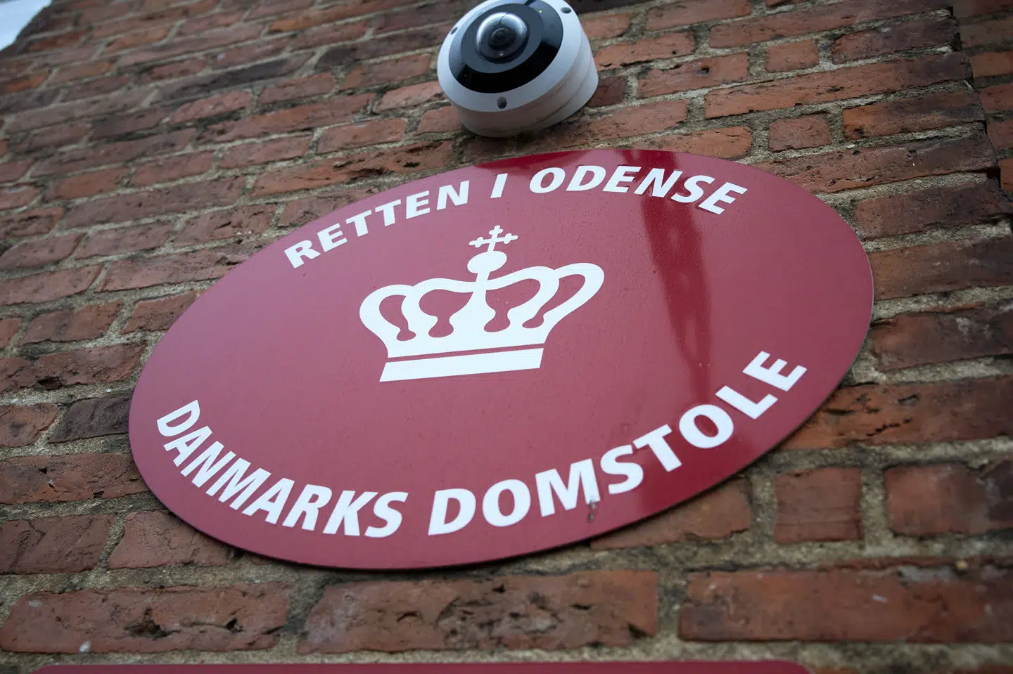 En kvinde bliver tirsdag fremstillet i grundlovsforhør i Retten i Odense i en sag om drabsforsøg. (Arkivfoto).