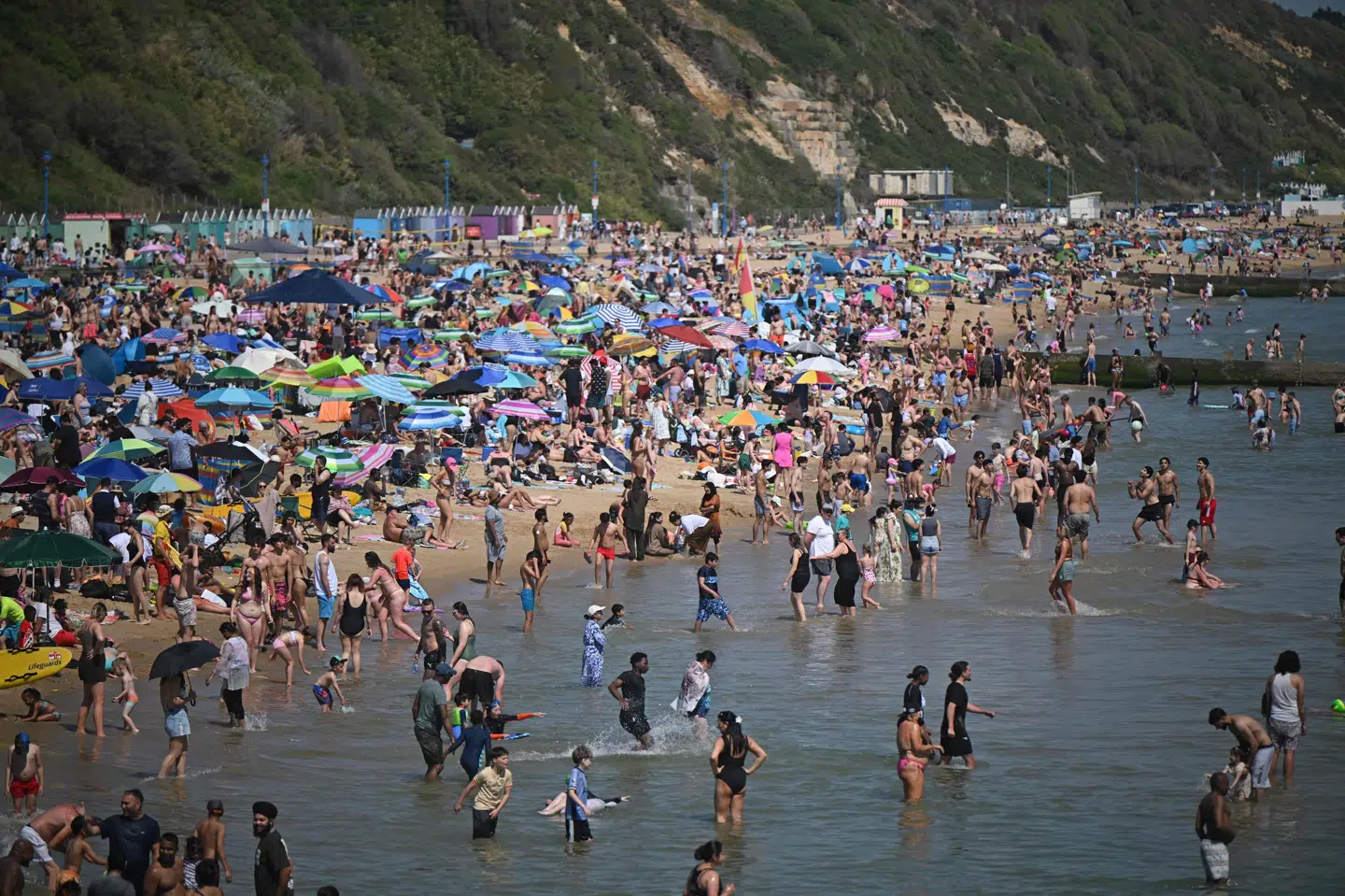 Mennesker bader og soler sig tirsdag den 26. maj ved Bournemouth strand ved den engelske sydkyst. Det er den varmeste majdag i Storbritannien, som nogensinde er målt.