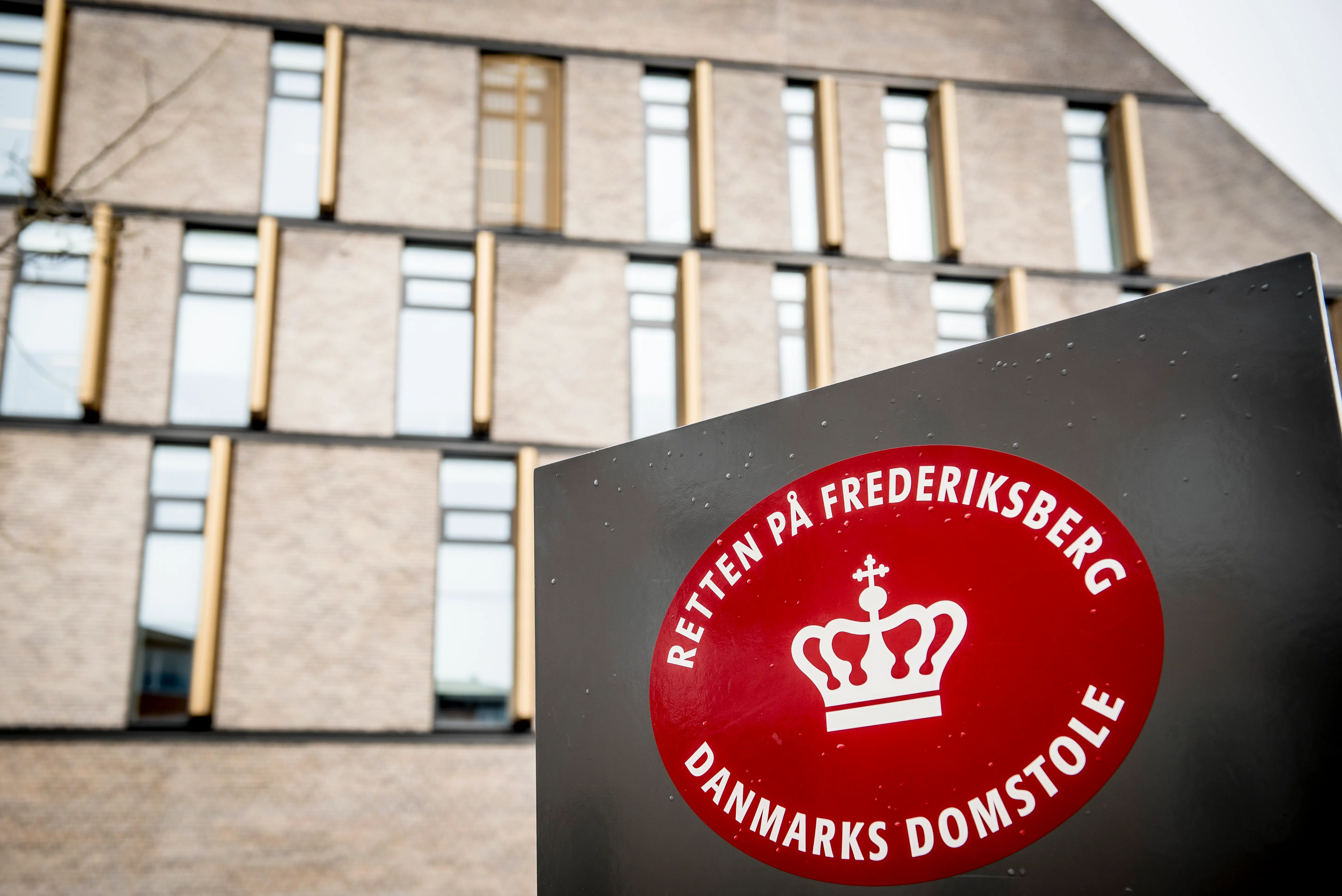 Der er kaos i bilen. Høj musik. Den konstante lyd af nogle, der suger lattergas. Så rammer de betonklodsen