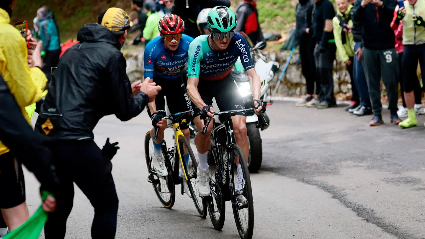 På 9. etape fik Jonas Vingegaard (med rød hjelm) hård kritik for at have ladet Felix Galls (forrest) hold arbejde det meste af dagen. For så selv at snuppe sejren for næsen af Gall.