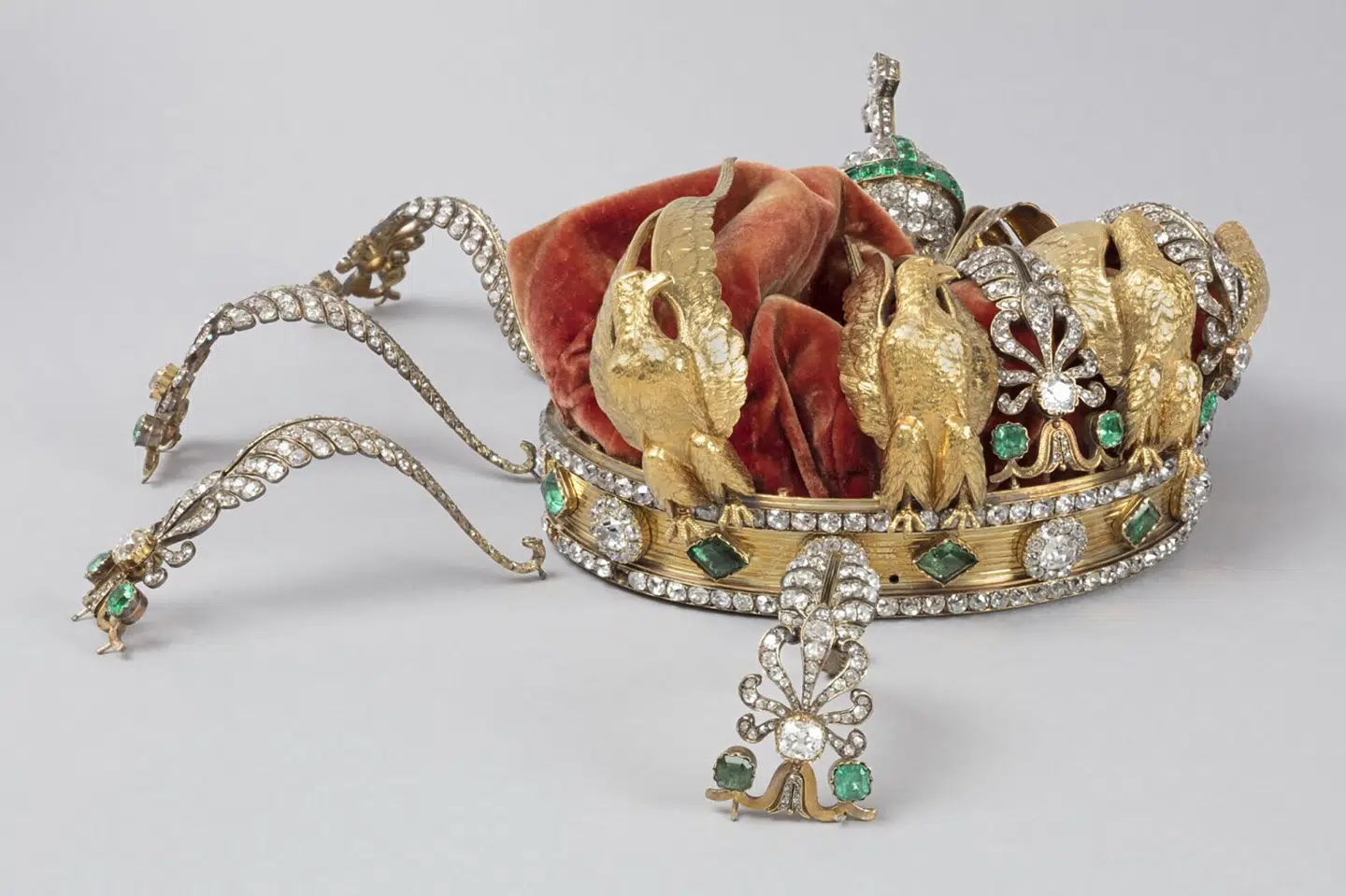 Sådan så kronen, som kejser Napoleon den 3. af Frankrig gav til kejserinde Eugenie, ud, efter at gerningsmændene havde tabt den under deres flugt. (Arkivfoto).
