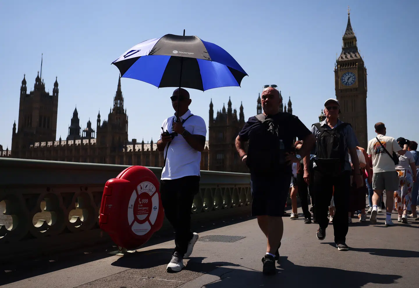 De plejer at bruge paraplyer mod regnen i London. Nu er det solen, der giver problemer.