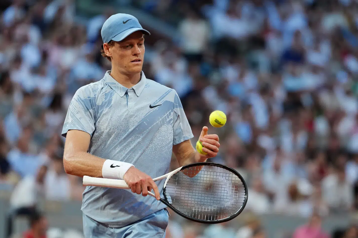 Jannik Sinner var klart bedst i første runde af French Open, hvor han mødte den franske wildcardspiller Clement Tabur.