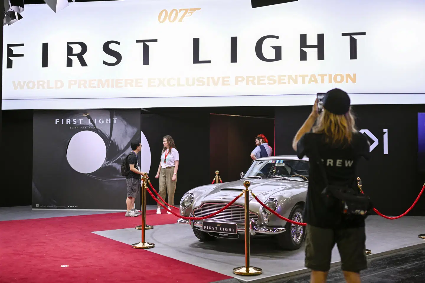 En besøgende fotograferer en Aston Martin ved standen for James Bond-spillet "007 First Light" under Gamescom i Köln i august 2025. Spillet er udviklet og produceret af danske IO Interactive og udkommer onsdag den 27. maj 2026. (Arkivfoto).
