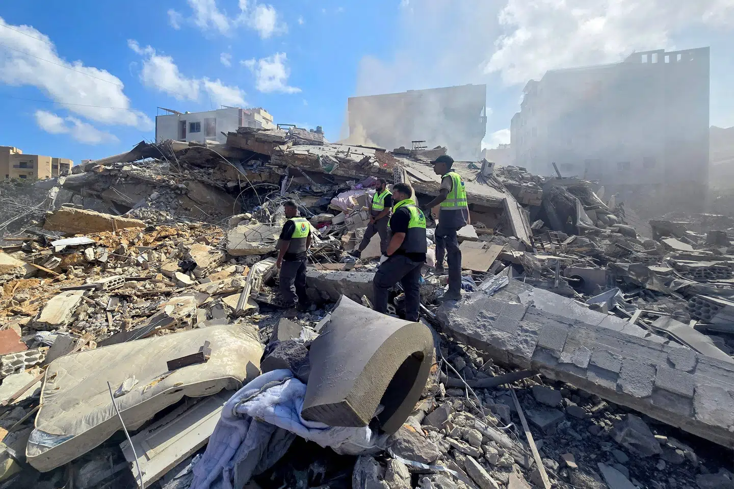 Israels militær har udført en række luftangreb mod flere områder i det sydlige Libanon tirsdag. Hizbollah skal knuses, siger Israels premierminister.