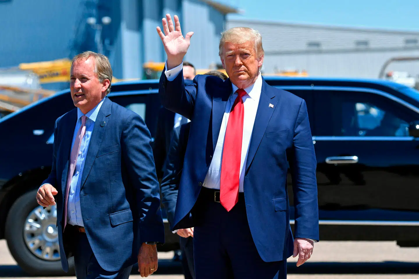 Donald Trump og den ultraloyale Ken Paxton, der vandt primærvalget i nat i Texas.
