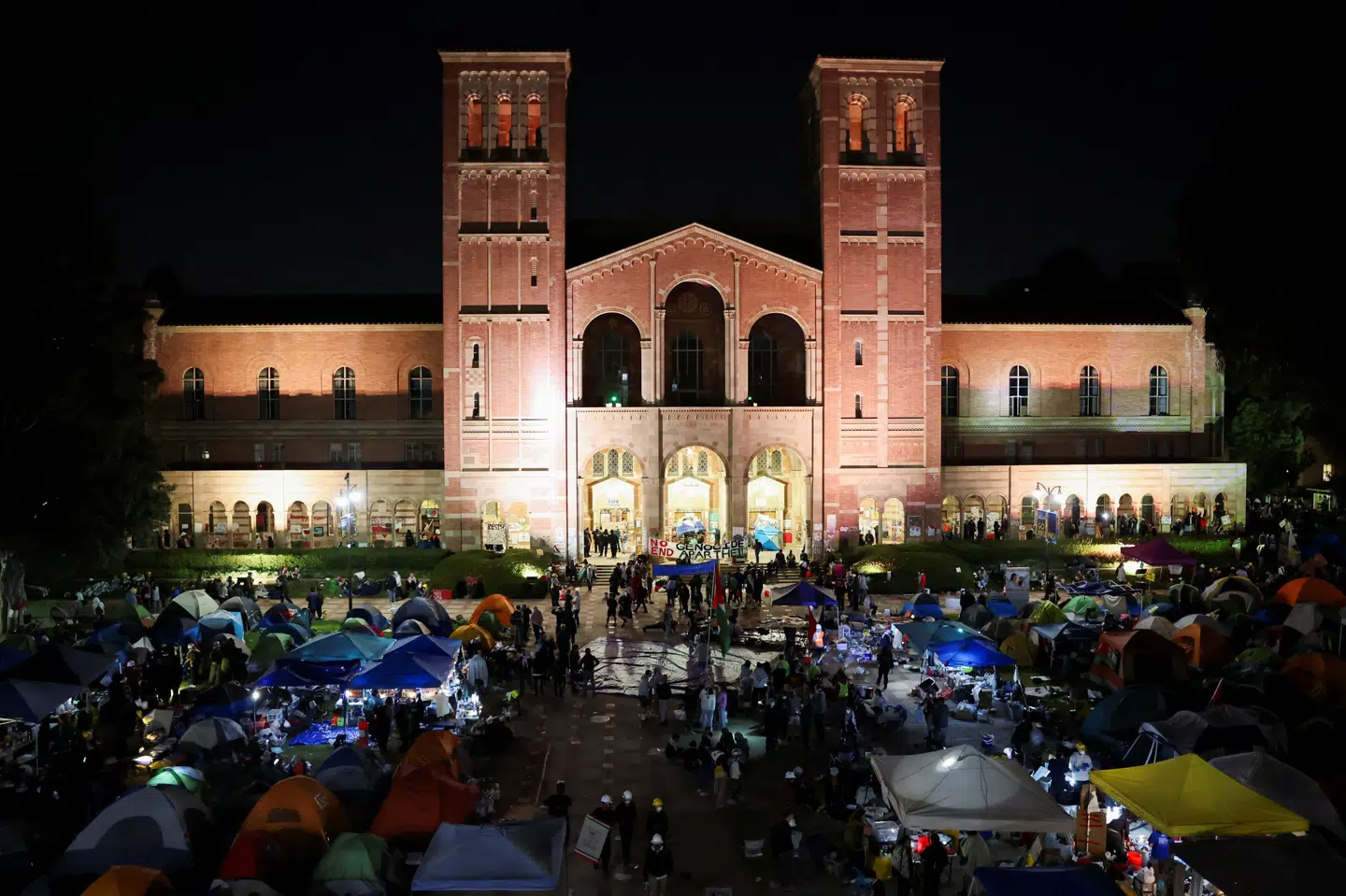Propalæstinensiske demonstranter slog i 2024 lejr ved University of California i Los Angeles (UCLA). USA's justitsministerium sagsøger nu universitet for at have tilladt det, som betegnes som et antisemitisk miljø. (Arkivfoto).