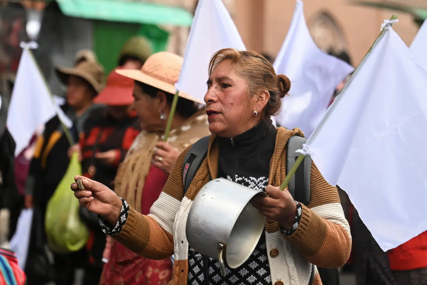 Beholdning af mad, medicin og brændstof er ved at slippe op i Bolivias regeringshovedstad, La Paz. Demonstranter har de seneste uger været på gaden med krav om lønstigninger og økonomisk stabilitet.