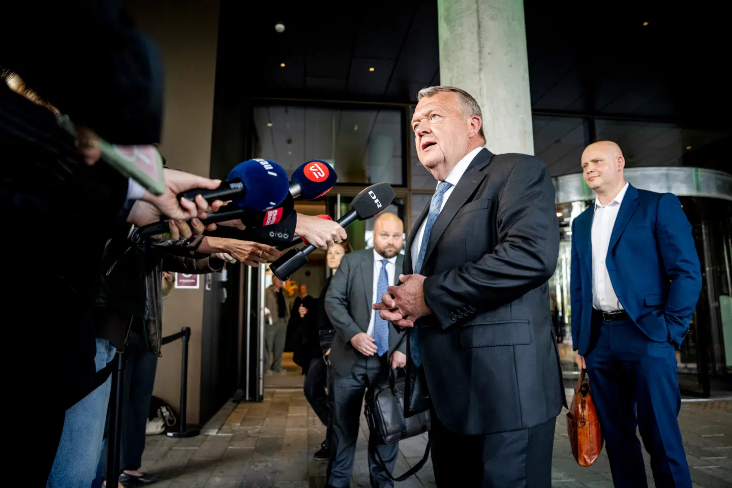 Lars Løkke Rasmussen ser gerne, at en kommende regering har færre ministre end den nuværende. Her ses han foran Hotel Scandic Spectrum 22. maj.
