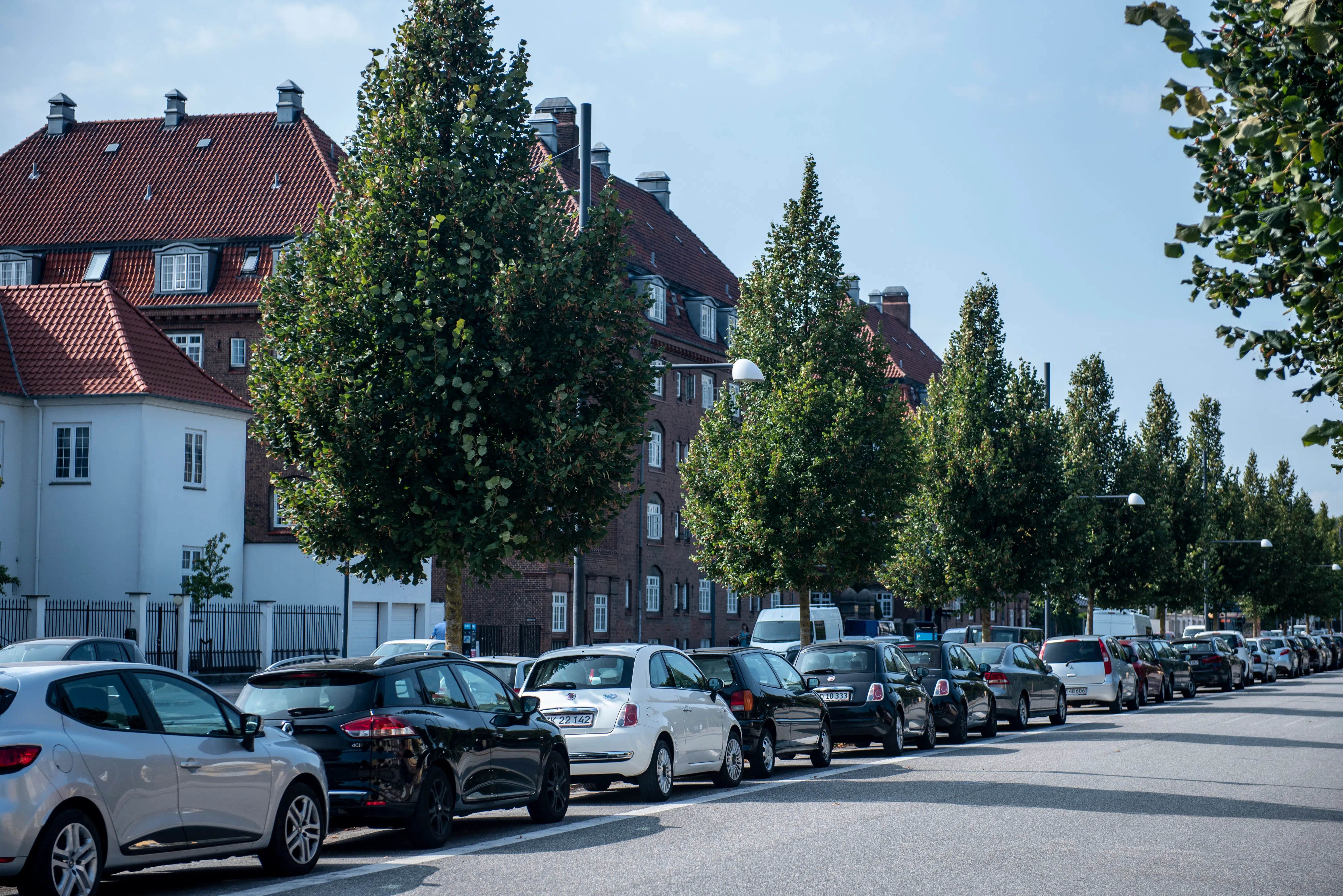 Frederiksberg-politiker er træt af »luksusbiler«, der optager p-pladser i byen: Hvor er respekten?