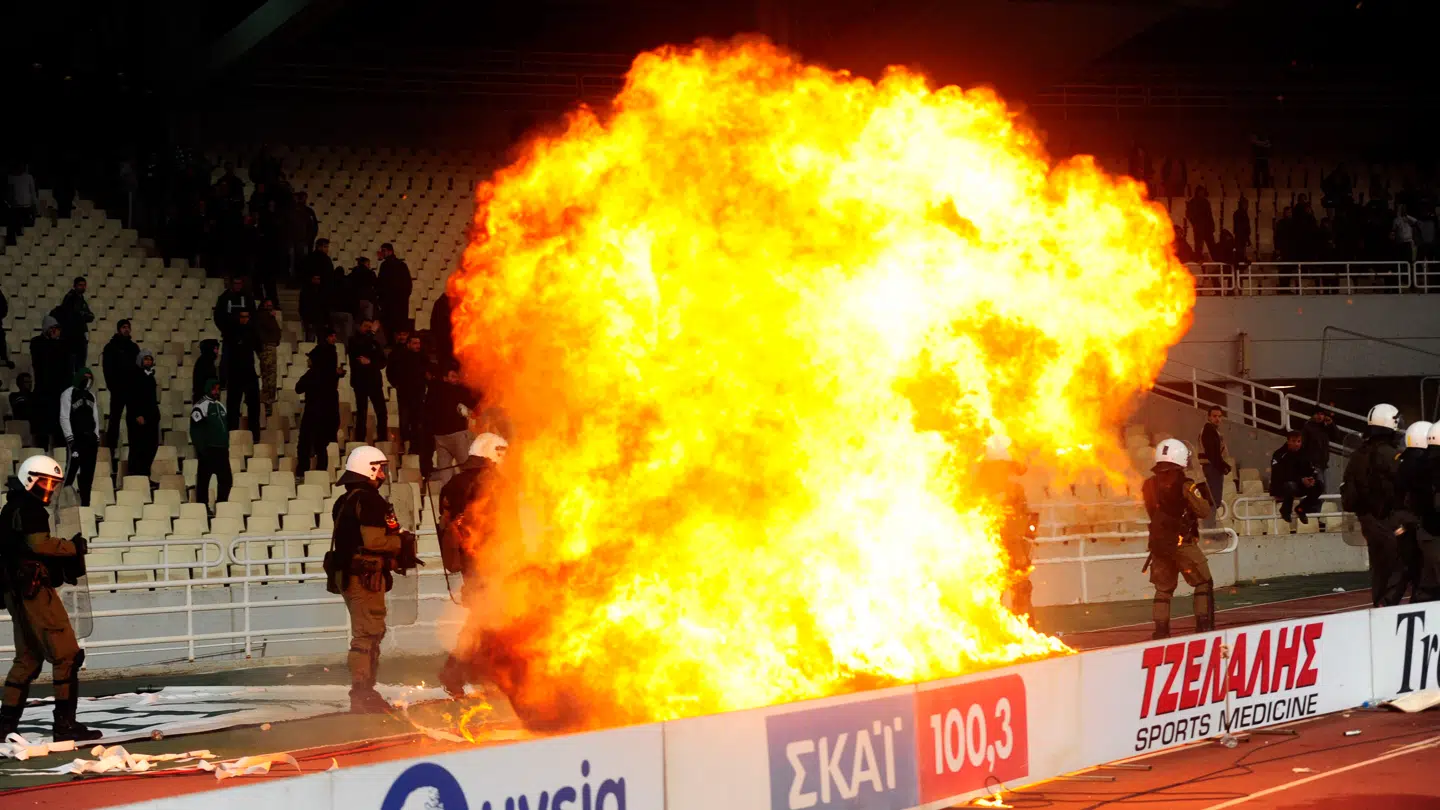 Græsk politi i clinch med Panathinaikos-fans i 2012 – her er det en benzinbombe, der skaber kaos.