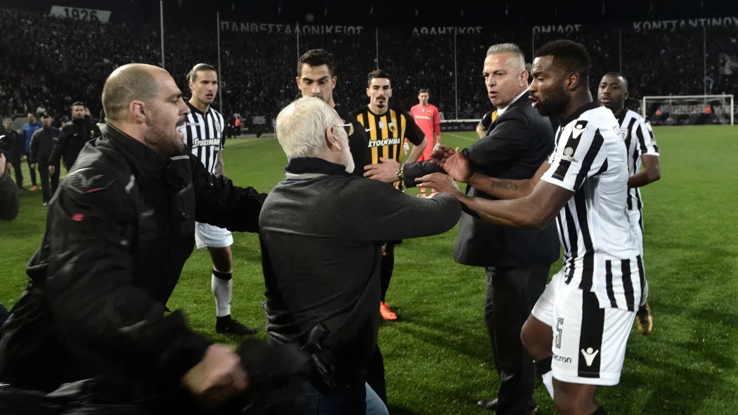 Ivan Savvidis med sin pistol i hylsteret i en episode, der skabte chokbølger i international fodbold.