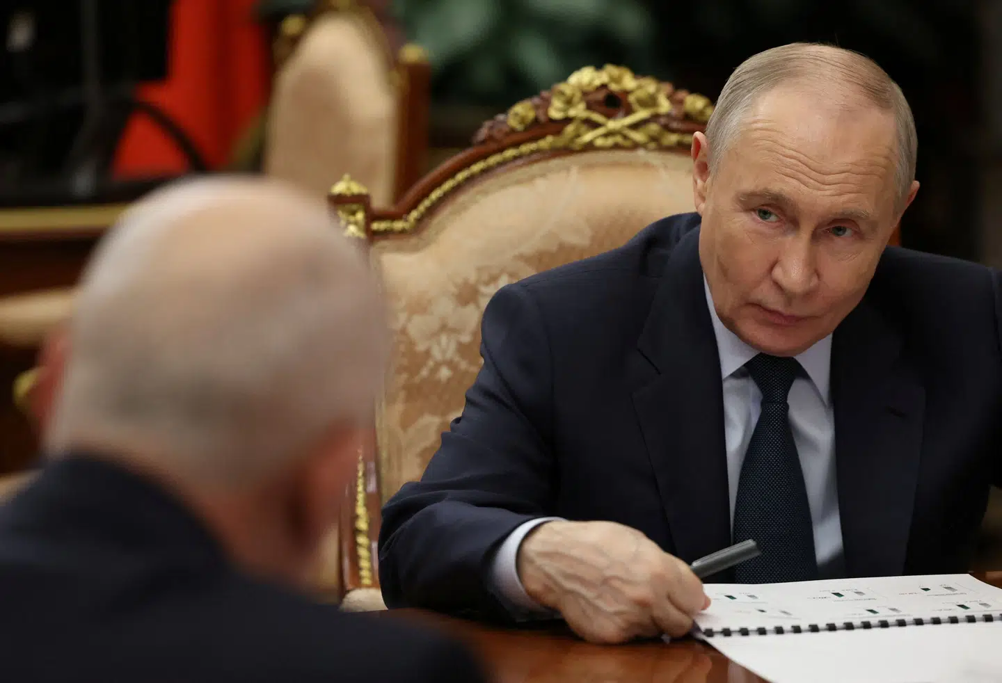 Vladimir Putin er presset over dødvandet i Ukraine og det ukrainske initiativ i krigen, så måske kan han nu finde på at »blande kortene« ved at udvide krigen til andre europæiske lande, skriver medie.