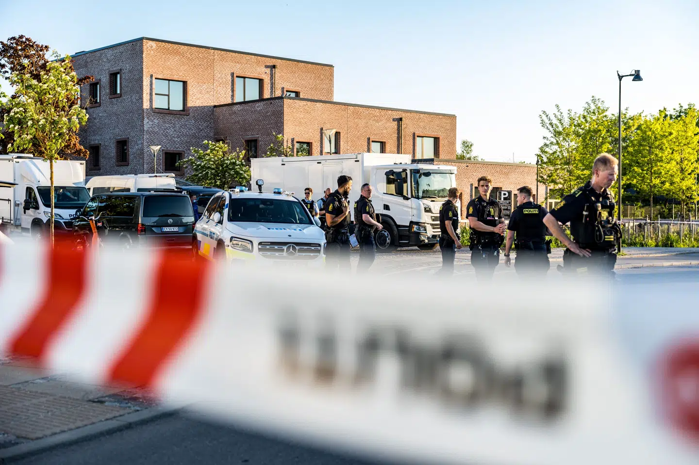 Politiet var tirsdag aften til stede på Kurvemagerstien på Amager, hvor en håndgranat var sprængt. Siden er fire personer blevet anholdt.