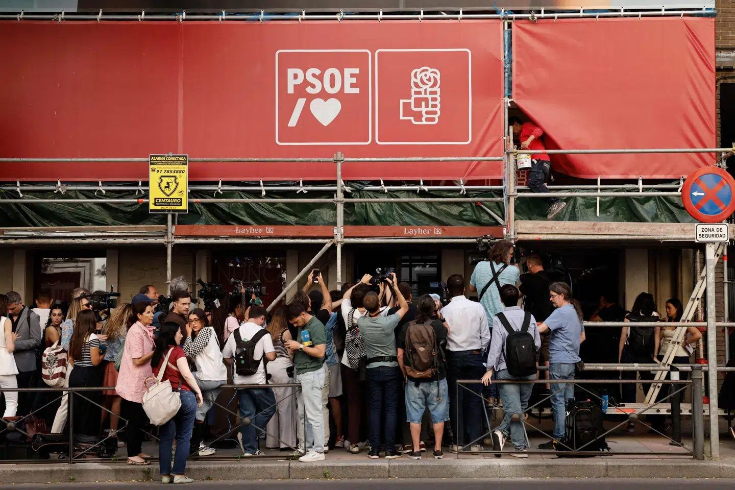 Journalister og fotografer er samlet foran Socialistpartiets hovedkvarter i Madrid onsdag formiddag.