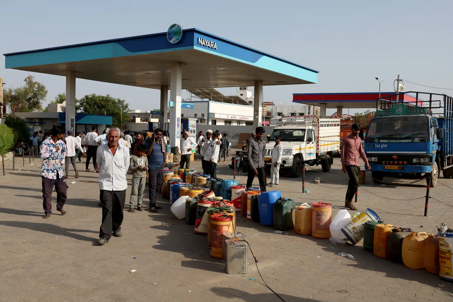 Oliepriserne er steget kraftigt efter lukningen af Hormuszstrædet i kølvandet på krigen mellem USA og Iran. På billedet ses lokale beboere ved en tankstation i Indien. Foto: Amit Dave/Reuters/Ritzau Scanpix