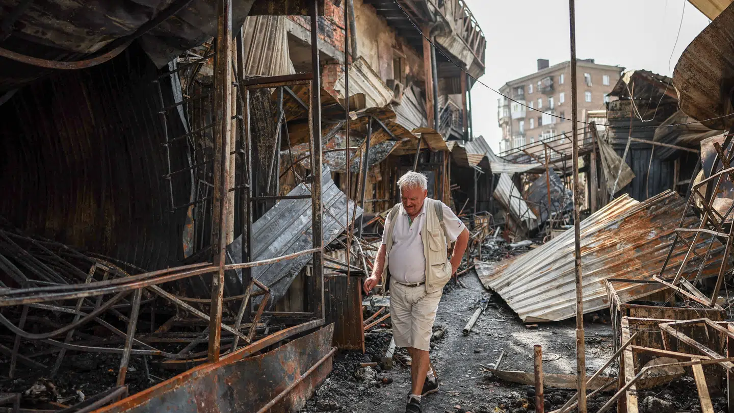 Et marked i Kyiv blev ramt af det russiske angreb. Her ser man en mand gå igennem ruinerne dagen efter, 25. maj 2026.