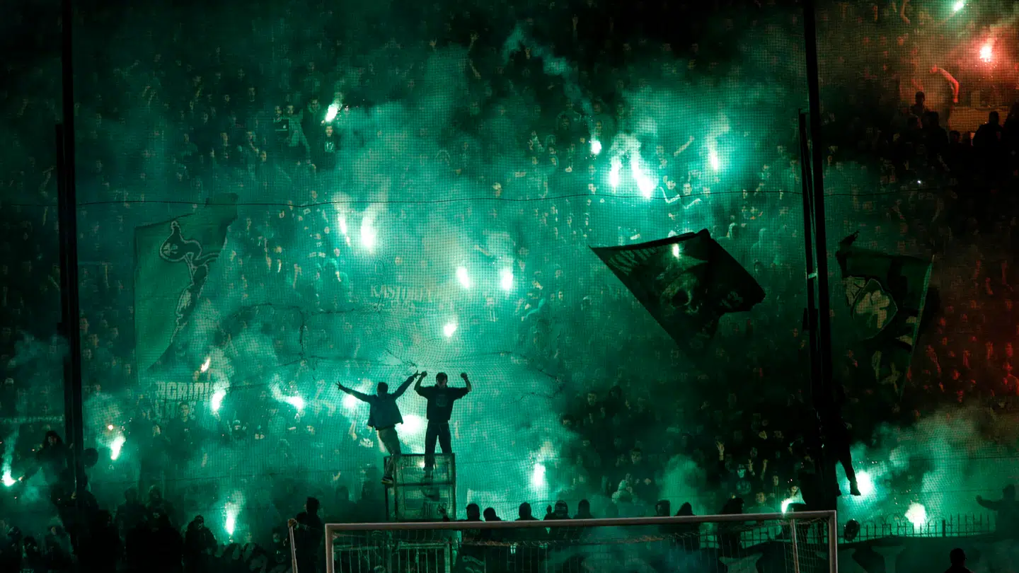 Panathinaikos-fans under et aflyst derby mod Olympiakos i 2015. Kampen blev aflyst på grund af uroligheder.
