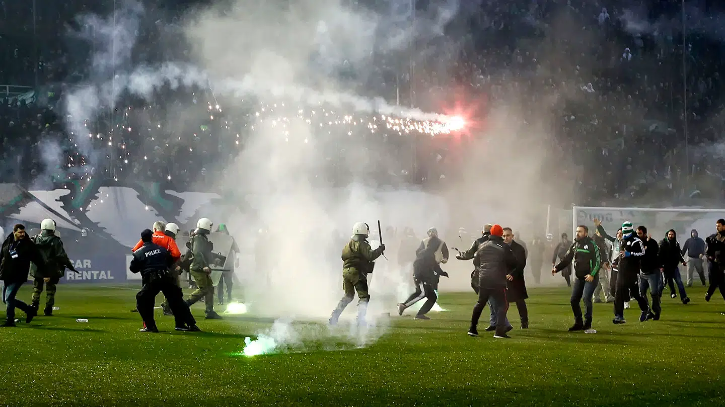 Politisammenstød i 2015 med fans. Som så mange gange før, blev ligaen suspenderet.