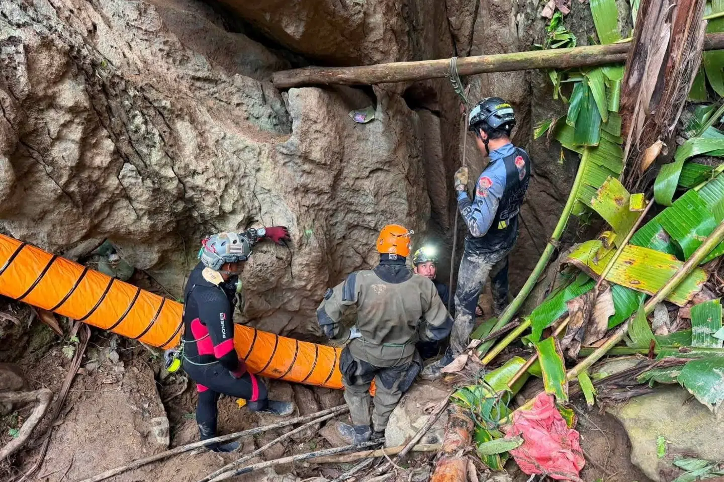 Redningsfolk har i en uge arbejdet på at få syv savnede personer ud af en grotte i Laos. Onsdag er fem blevet fundet i live.