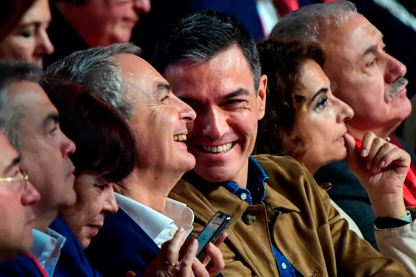 Spaniens premierminister Pedro Sánchez og hans forgænger José Luis Rodríguez Zapatero hygger sig under socialistpartiets kongres for to år siden. Nu er der ikke længere så meget at grine af for nogen af dem.