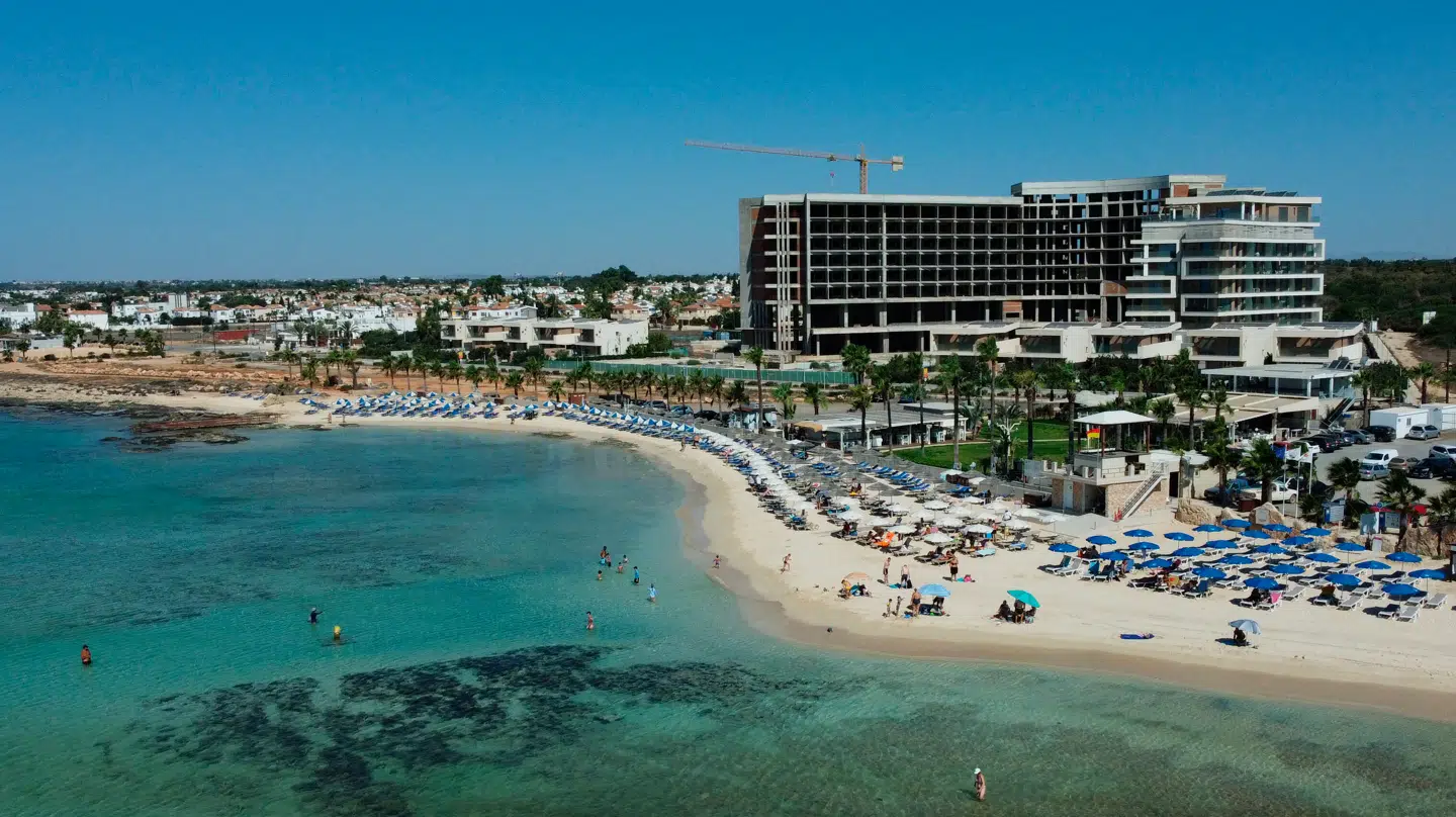 Ayia Thekla-stranden nær Ayia Napa, der hvert år rager turister til sig. Men nu er Cypern i problemer.